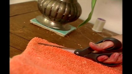 Ela corta uma toalha de banho velha, e a seguir... Fantástico! Vais querer fazer o mesmo!
