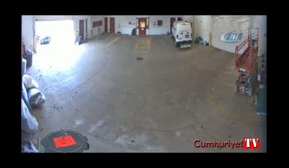 Mahkum polislerin gözleri önünde firar etti