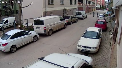 Bisikletli gençlerin akıl almaz hareketi kamerada