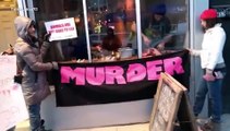 Des militants vegans manifestent devant un restaurant de viande, le Chef vient couper un bout de viande sous leurs yeux