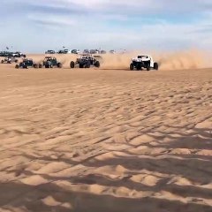 Un buggy équipé d’un moteur électrique Tesla explose ses concurrents