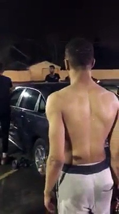 Plutôt que de se battre, deux hommes préfèrent défoncer la voiture de l’autre à la batte de baseball