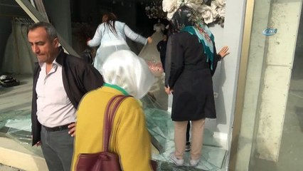 Hatay’da şiddetli fırtına...İş yeri camları patladı, tabelalar parçalandı, ağaçlar devrildi