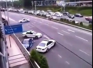 VÍDEO: rescatamos este vídeo del driftero que vaciló a tres policías