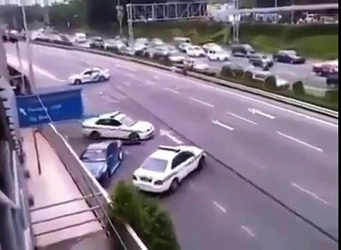 VÍDEO: rescatamos este vídeo del driftero que vaciló a tres policías