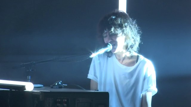 Charlotte Gainsbourg débute sa tournée en France... et chante en hommage à son père