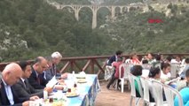 Adana Tarihi Varda Köprüsü'nde Kitap Okudular