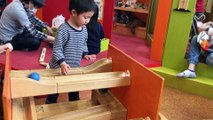 【KID-O-KID（キドキド）】玉転がし「クーゲルバーン」が大好き♪ 4歳のトレーシーと2歳のスティーブ ★Play with an intellectual tool★