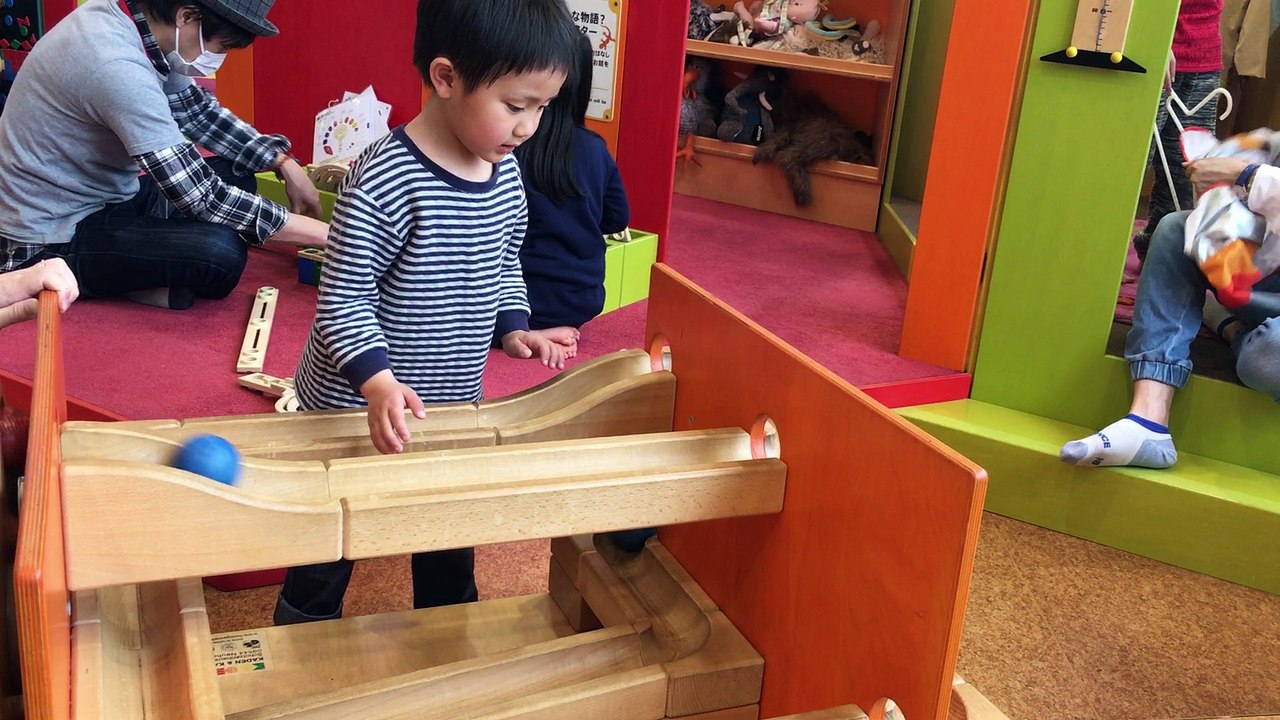 【KID-O-KID（キドキド）】玉転がし「クーゲルバーン」が大好き♪ 4歳のトレーシーと2歳のスティーブ ★Play with an intellectual tool★