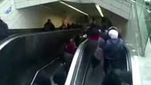 Hombre desaparece al caer dentro de escaleras mecánicas
