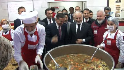 Ankara Valisi Topaca vatandaşa aş dağıttı