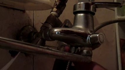 Как поменять шлангу душа.