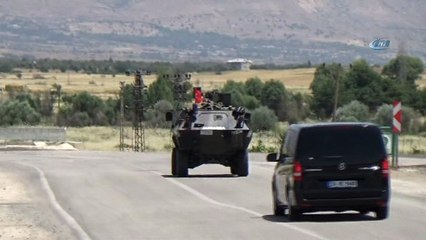 Diyarbakır’ın Hazro ilçesinde bir grup terörist, görev değişimine giden güvenlik güçlerini taşıyan araca saldırdı. Yaralıların olduğu bölgeye ambulanslar sevk edildi.