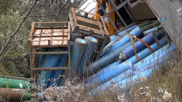 Oksijen tüpü yüklü kamyon devrildi