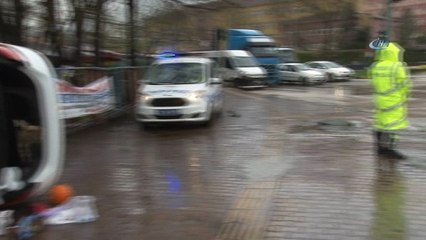 Çay bahçesinin giren otomobilin kaza anı mobesede