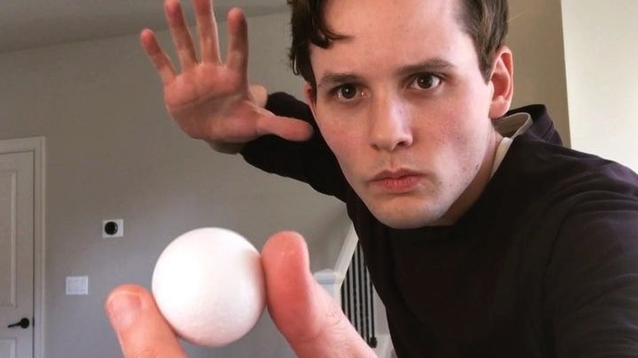Tour de magie avec une balle de ping pong
