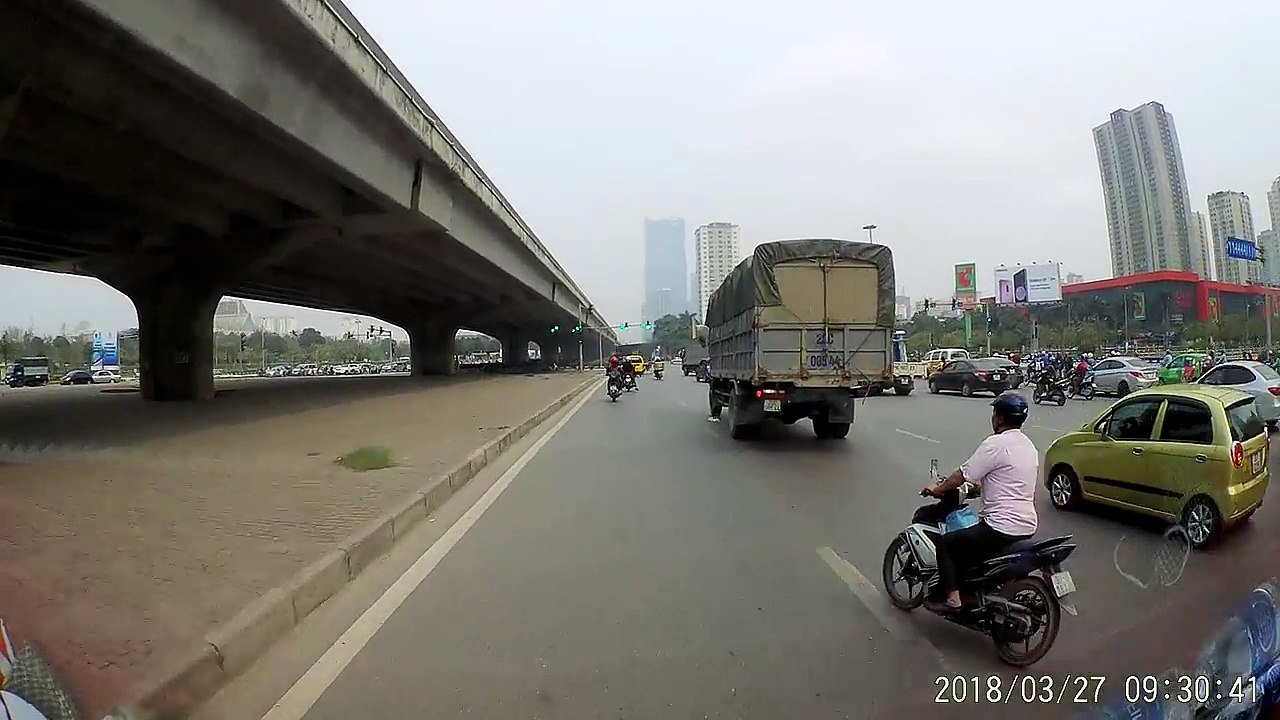 Un homme en scooter chute... très chanceux