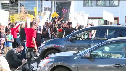 Video herunterladen: Demonstrators Protesting Death of Stephon Clark March Through Sacramento