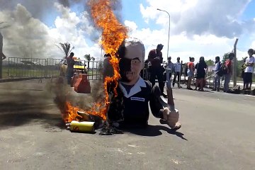 Boneco instalado fora do aeroporto que satiriza presidente Michel Temer foi queimado