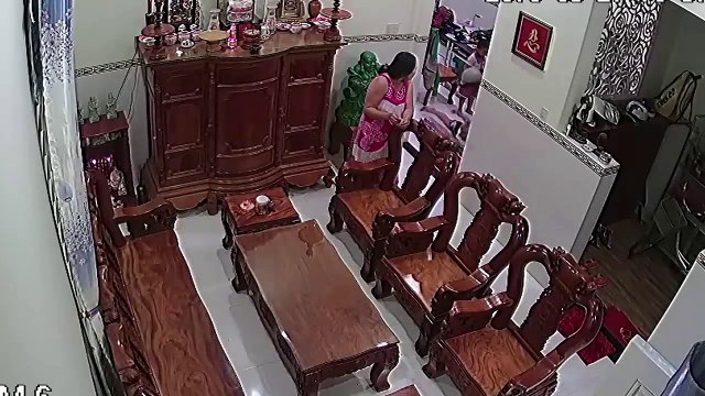 Bé gái 9 tuổi bị bố mẹ đánh, kéo lê từ trong nhà hàng xóm ra sân bắt về