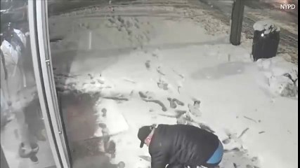 «حرامى بس عارف ربنا».. لص يصلى قبل السطو على أحد المحلات