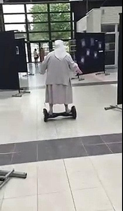 Quién dijo que las monjas no podían ir en hoverboard