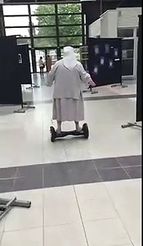 Quién dijo que las monjas no podían ir en hoverboard