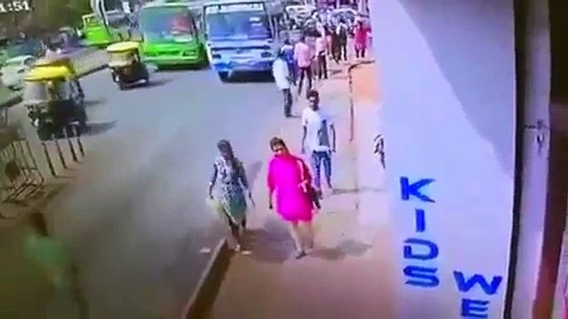 Ojo Si vas mirando tu teléfono por la calle puede pasarte esto