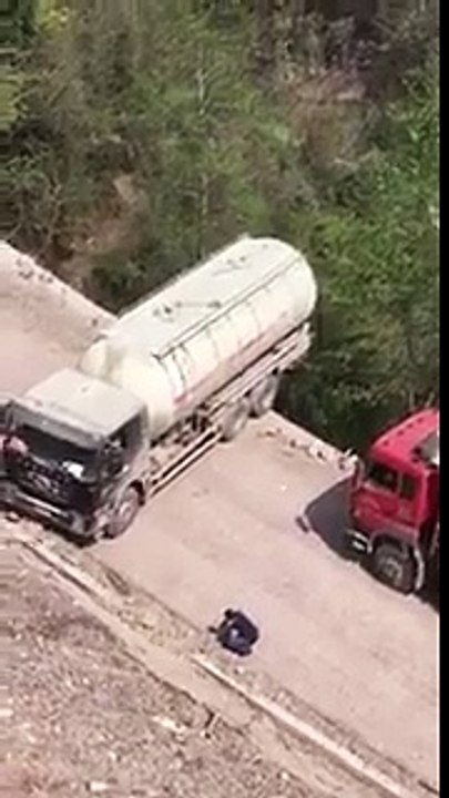 Un chauffeur de camion tente de faire un demi-tour sur une route