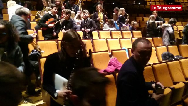 Vannes Les élèves du collège Saint-Exupéry sur scène avec Stephan Eicher