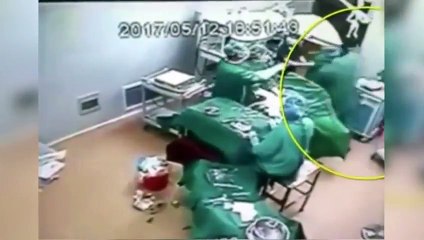 A puñetazos en el quirófano  el peor momento para pelearse