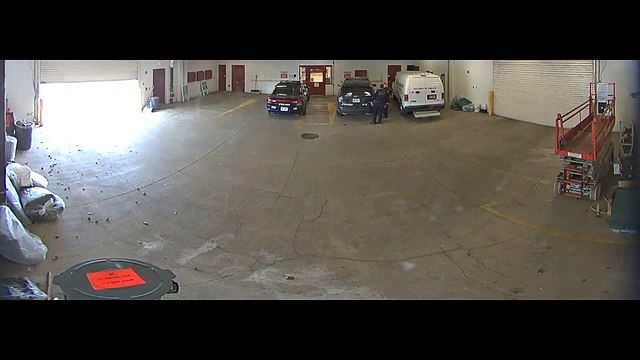 La police trollé par un détenu qui prend la fuite depuis la porte du garage !