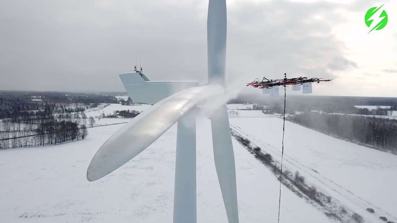 Voilà comment sont nettoyées les éoliennes...  avec un drone