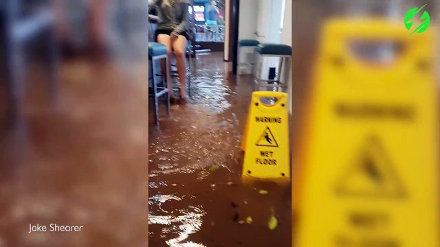 Rien n'arrete les anglais pour une bière, même pas une grosse inondation