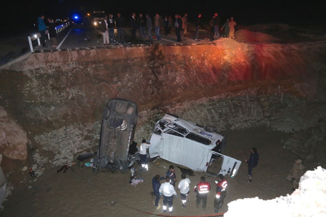 Bayburt'ta İki Araç Menfez Çukuruna Düştü: 8 Ölü, 3 Yaralı