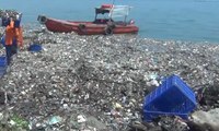 Sampah Rumah Tangga Menumpuk di Garis Pantai Marunda