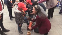 Artistas y autoridades lustran los zapatos a pequeños limpiabotas bolivianos