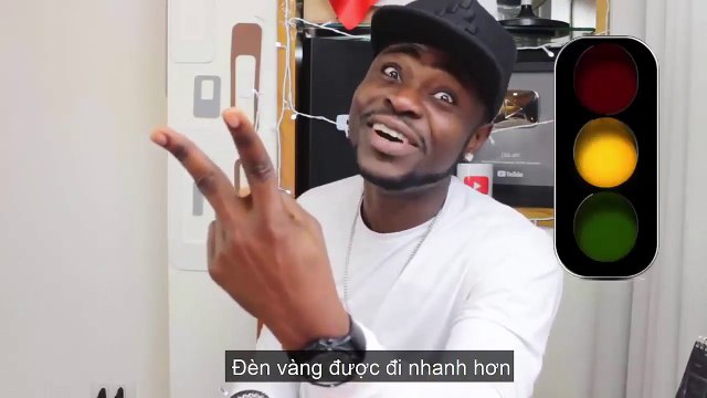 Anh da đen bất lực vì dừng đèn đỏ rất đàng hoàng nhưng vẫn… bị chửi