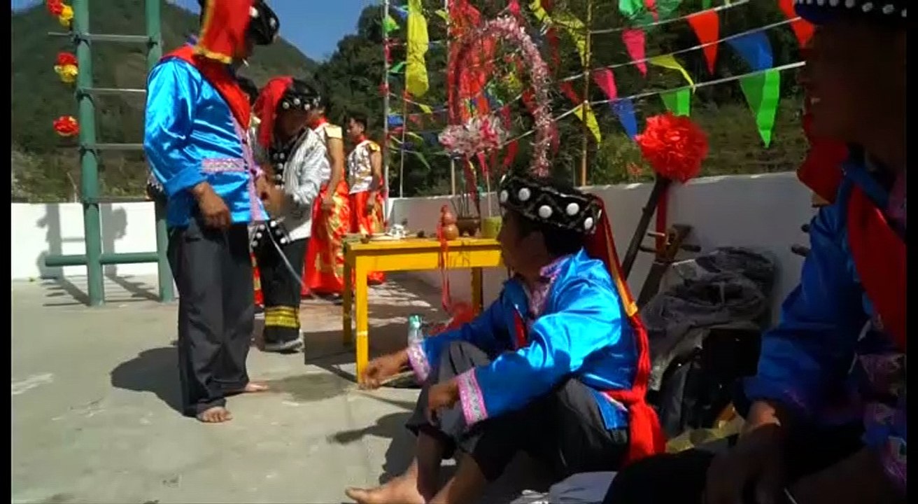 ဓားသြားေလွကားႏွင့္ မီးက်ီးခဲမ်ားေပၚ ေျခဗလာျဖင့္ နင္းျပသည့္ လီဆူး႐ိုးရာပြဲ (႐ုပ္သံ)