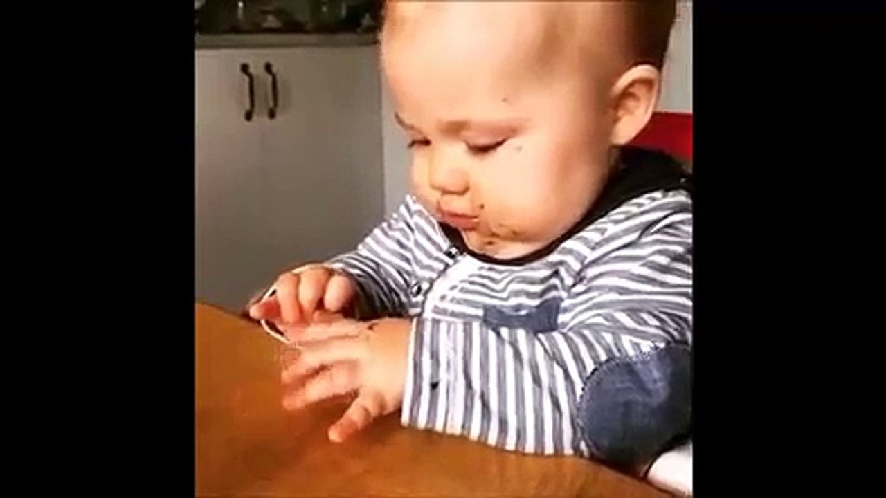 Bebé se asusta por eructo de su papá