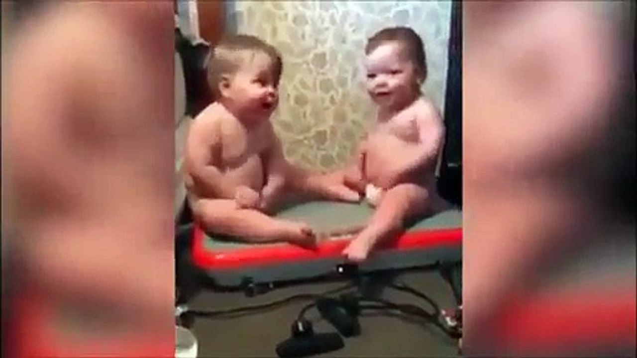 Bebés se lo pasan en grande en plataforma vibratoria