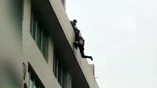 Bomberos salvan a un hombre despechado que se quería tirar por el balcón