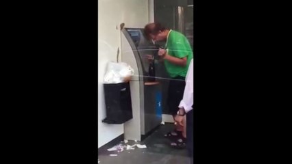 Cet homme complètement ivre à la mauvaise idée d'aller retirer de l'argent au distributeur !