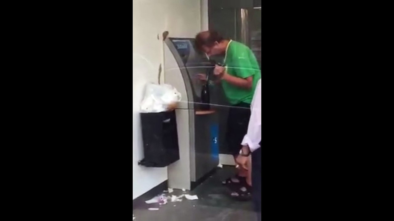 Cet homme complètement ivre à la mauvaise idée d'aller retirer de l'argent au distributeur !