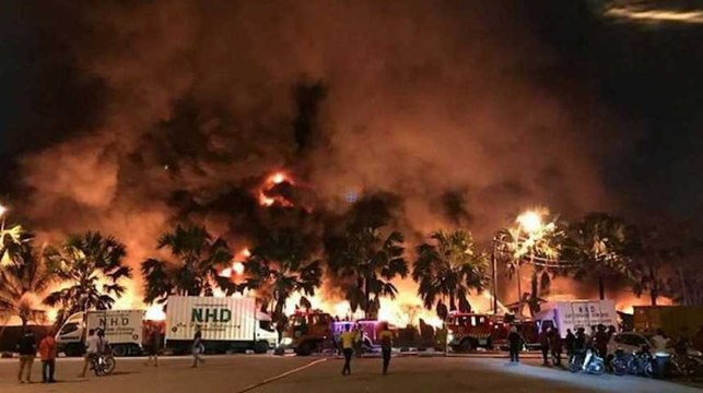 Les images du gigantesque incendie près de l'aéroport de Penang en Malaisie