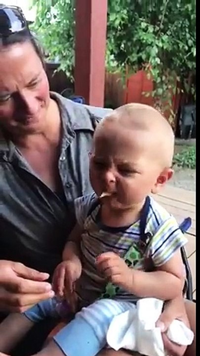 Citron pour la première fois, ce bébé fait une de ces têtes !