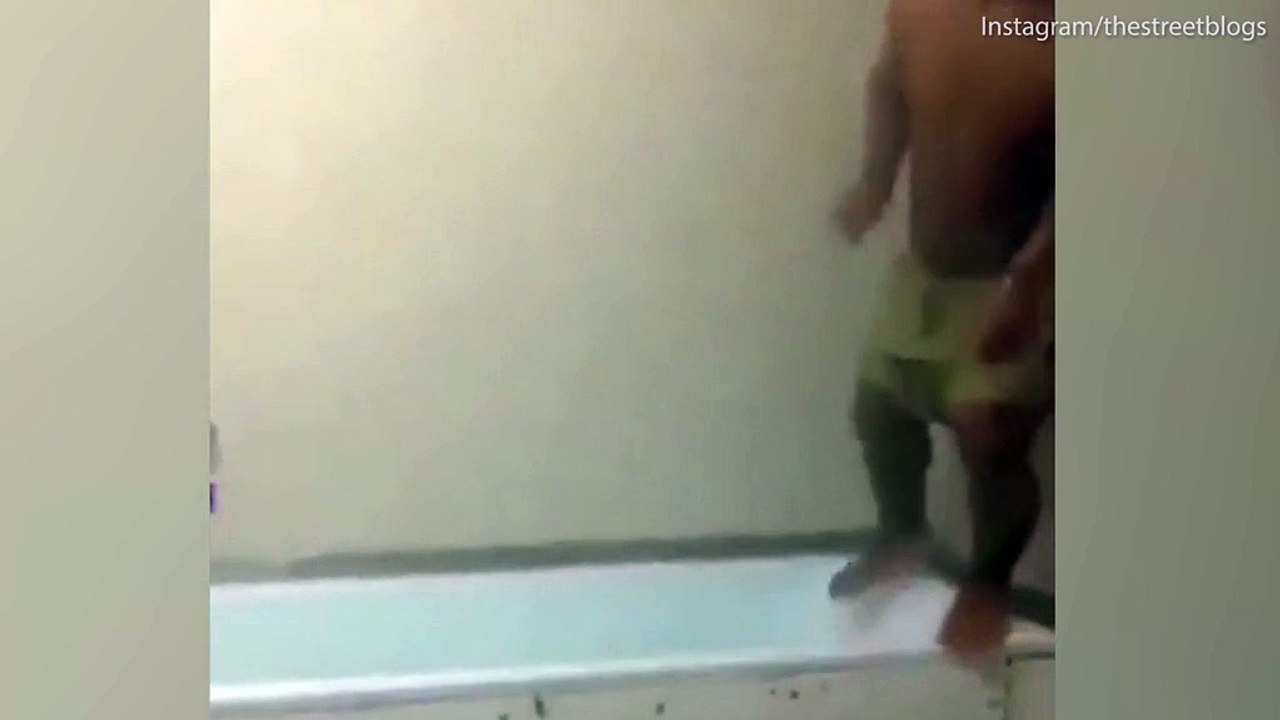 Un prisonnier nain se filme en train de prendre un bain et rire en prison