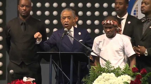 Aux obsèques de Stephon Clark, le révérend Al Sharpton appelle les Afro-américains à mettre fin à cette folie