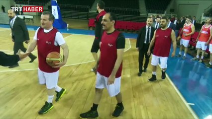 Bakan Bak, medya çalışanlarıyla gösteri maçında forma giydi