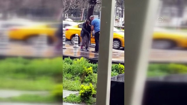Başkentte iç ısıtan görüntü - Montunu çıkarıp yağmur altında ıslanan yaşlı kadına verdi